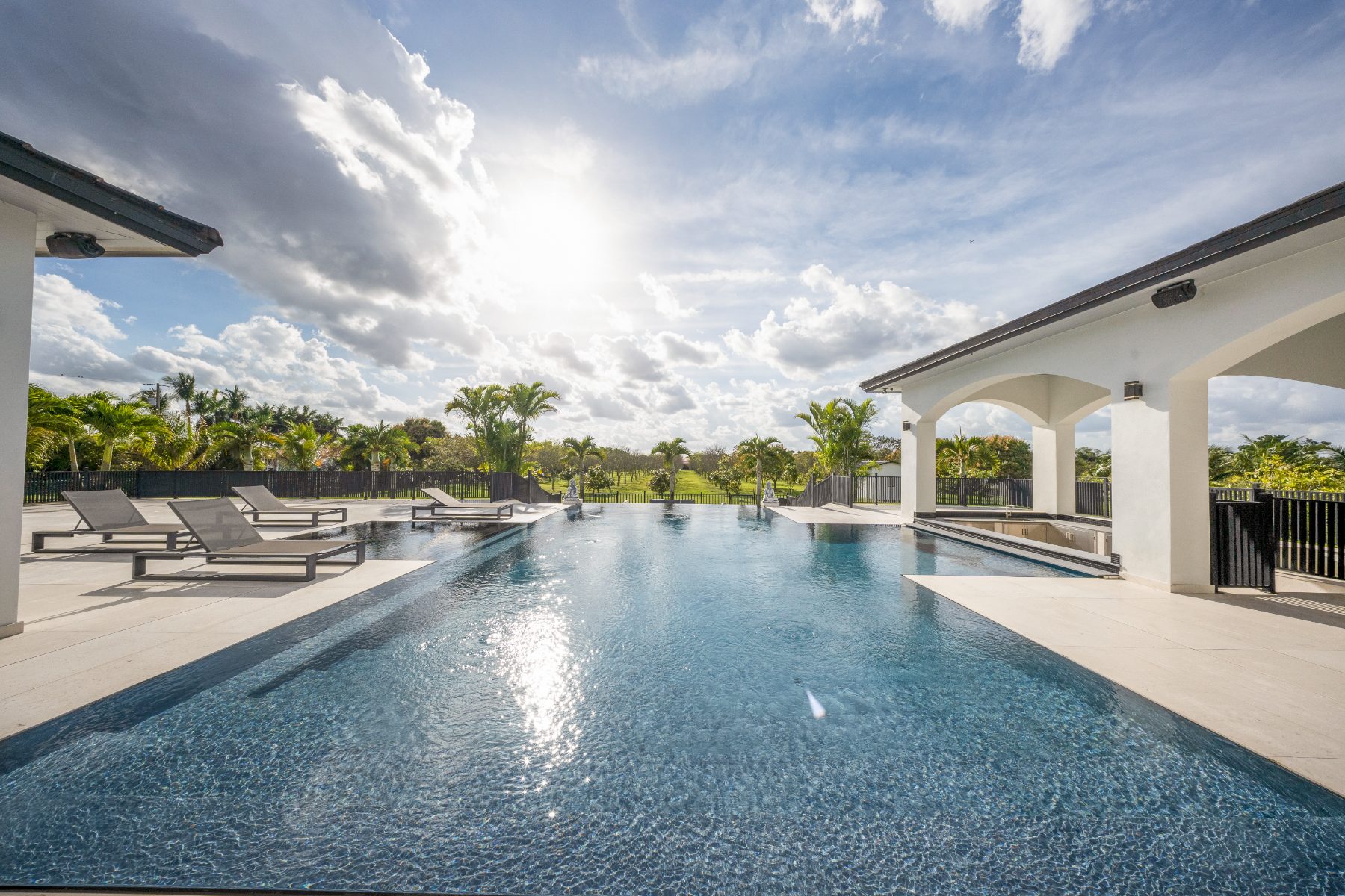 Infinity edge pool